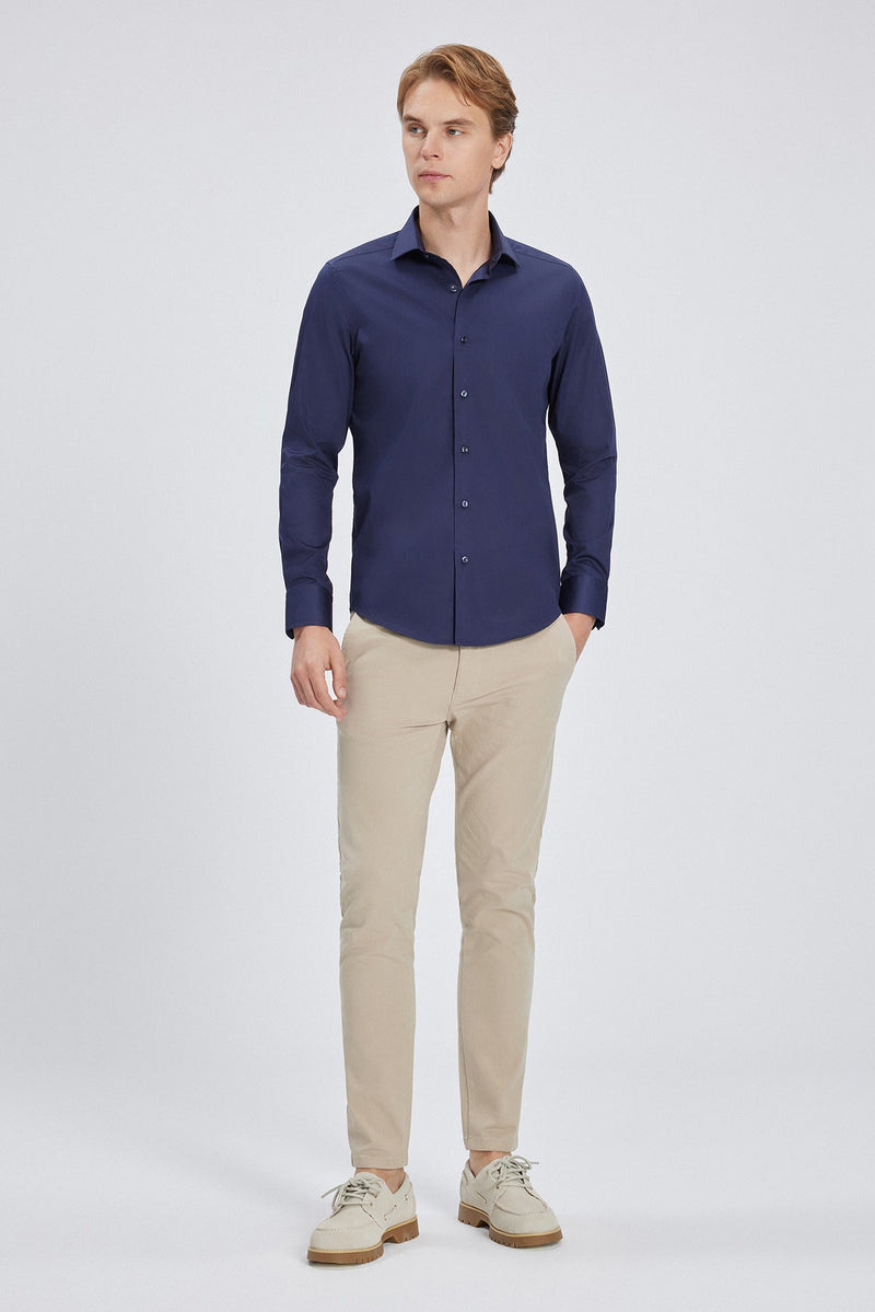 Seitliche Aufnahme des Navy-Blau Slim Fit Hemdes, betont die schlanke Passform