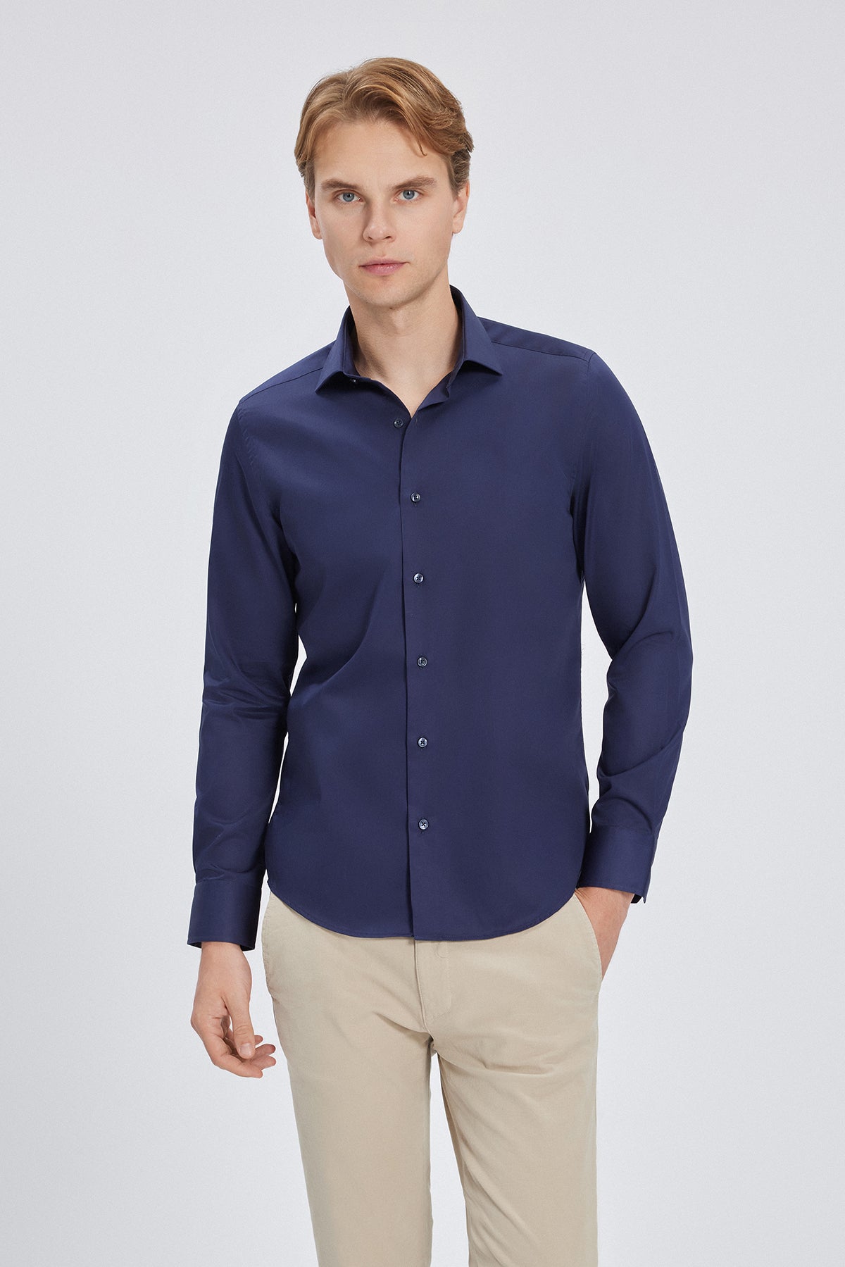 Modell trägt das Navy-Blau Slim Fit Hemd, demonstriert die moderne Silhouette im Büro