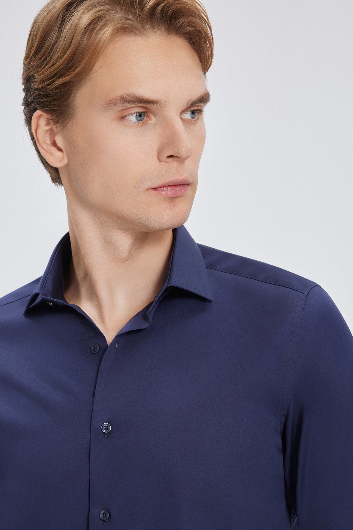 Rückansicht des Slim Fit Hemdes, zeigt den klaren Kent-Kragen und die feine Nähstruktur