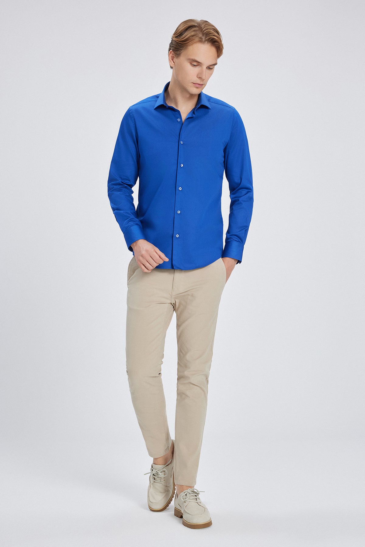 Vue de face de la Slim Fit Hemd montrant la texture satinée lisse et la couleur Indigo Blue