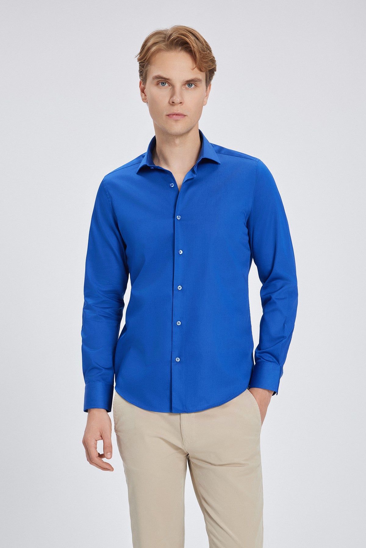 Gros plan sur le col Kent de la Slim Fit Hemd, mettant en valeur les fines coutures