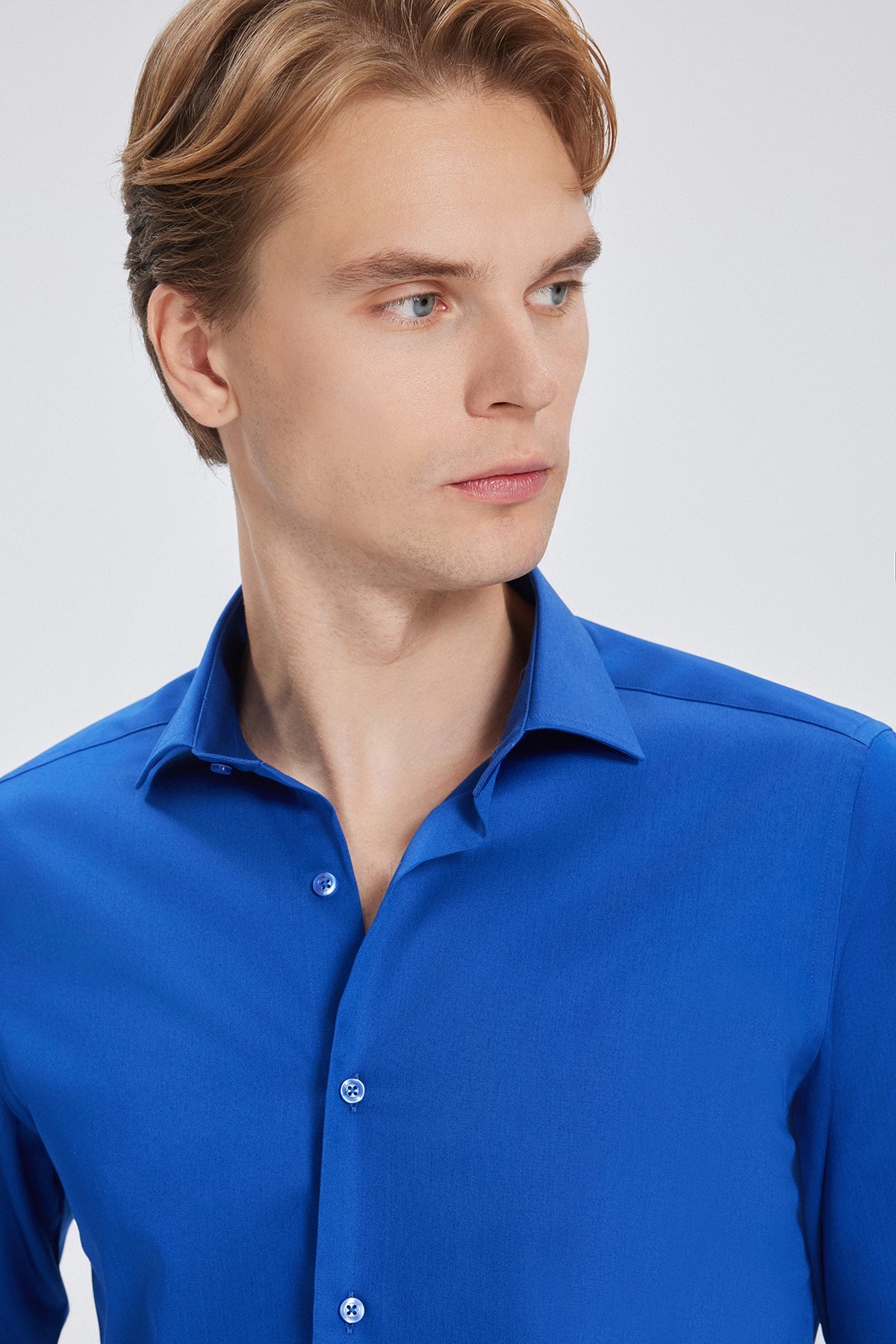 Profil latéral de la Slim Fit Hemd mettant en valeur la coupe ajustée et les manches longues
