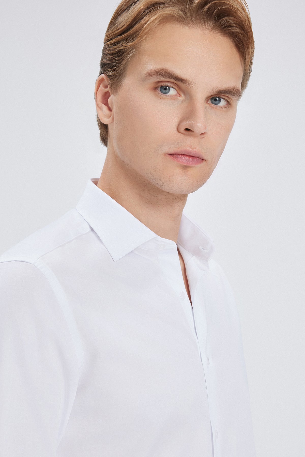 Seitliche Ansicht des Slim Fit Hemdes mit Button-Down-Verschluss – minimalistische Details.