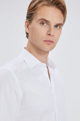 Seitliche Ansicht des Slim Fit Hemdes mit Button-Down-Verschluss – minimalistische Details.