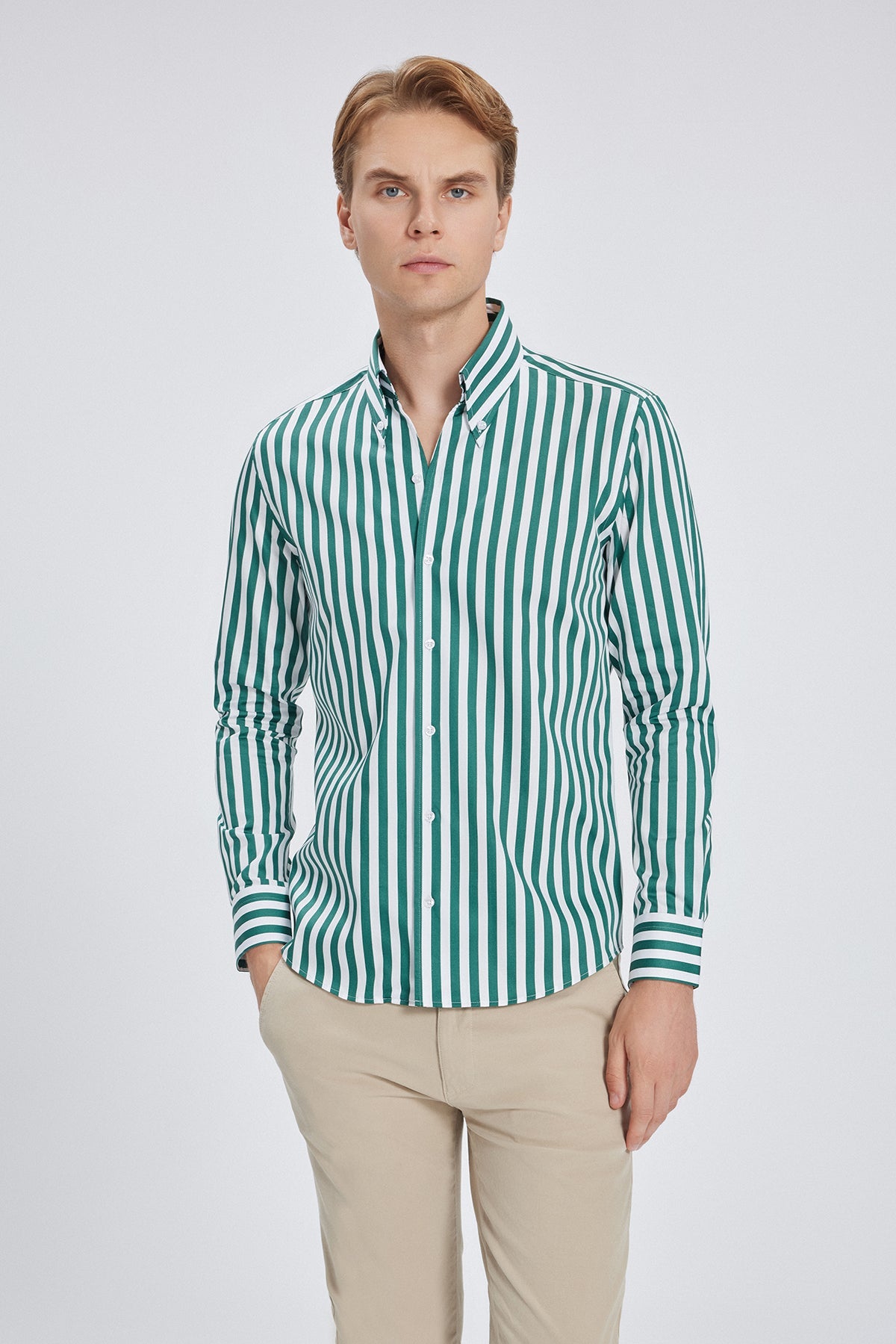 Slim‑Fit‑Hemd in Weiß‑Grün, präsentiert in einer eleganten Anzugumgebung