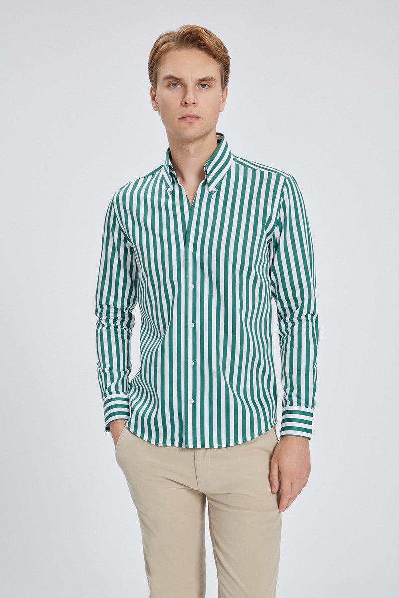 Slim‑Fit‑Hemd in Weiß‑Grün, präsentiert in einer eleganten Anzugumgebung