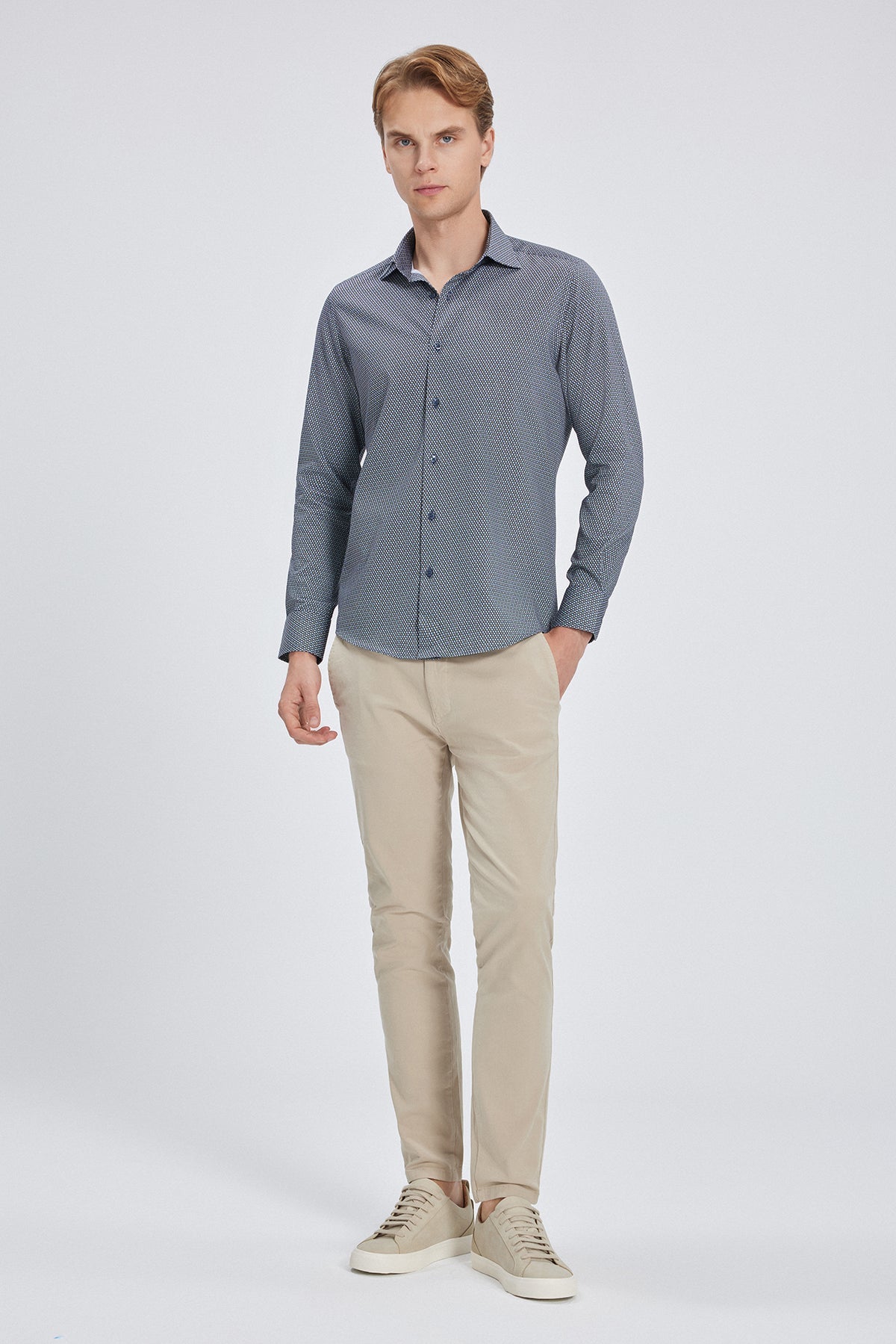 Detailaufnahme des Blumenmusters auf dem Slim-Fit Hemd – feine Textur und lebendige Farben.