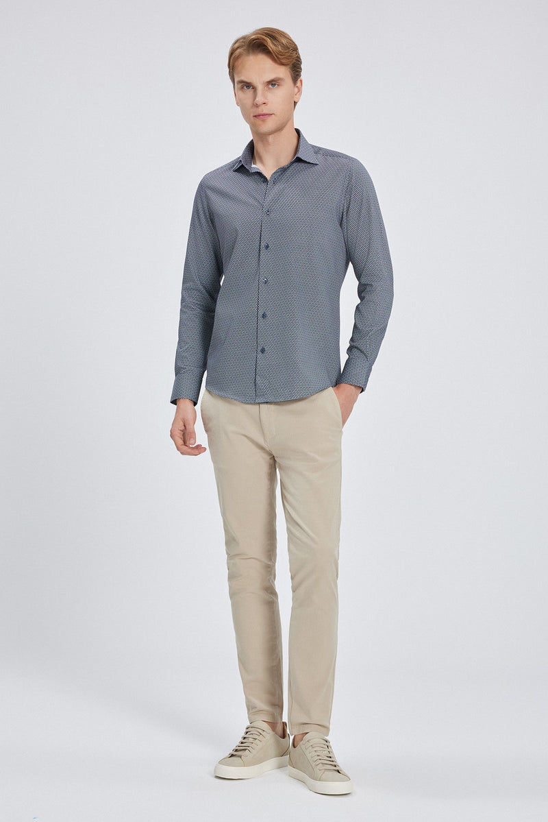 Detailaufnahme des Blumenmusters auf dem Slim-Fit Hemd – feine Textur und lebendige Farben.
