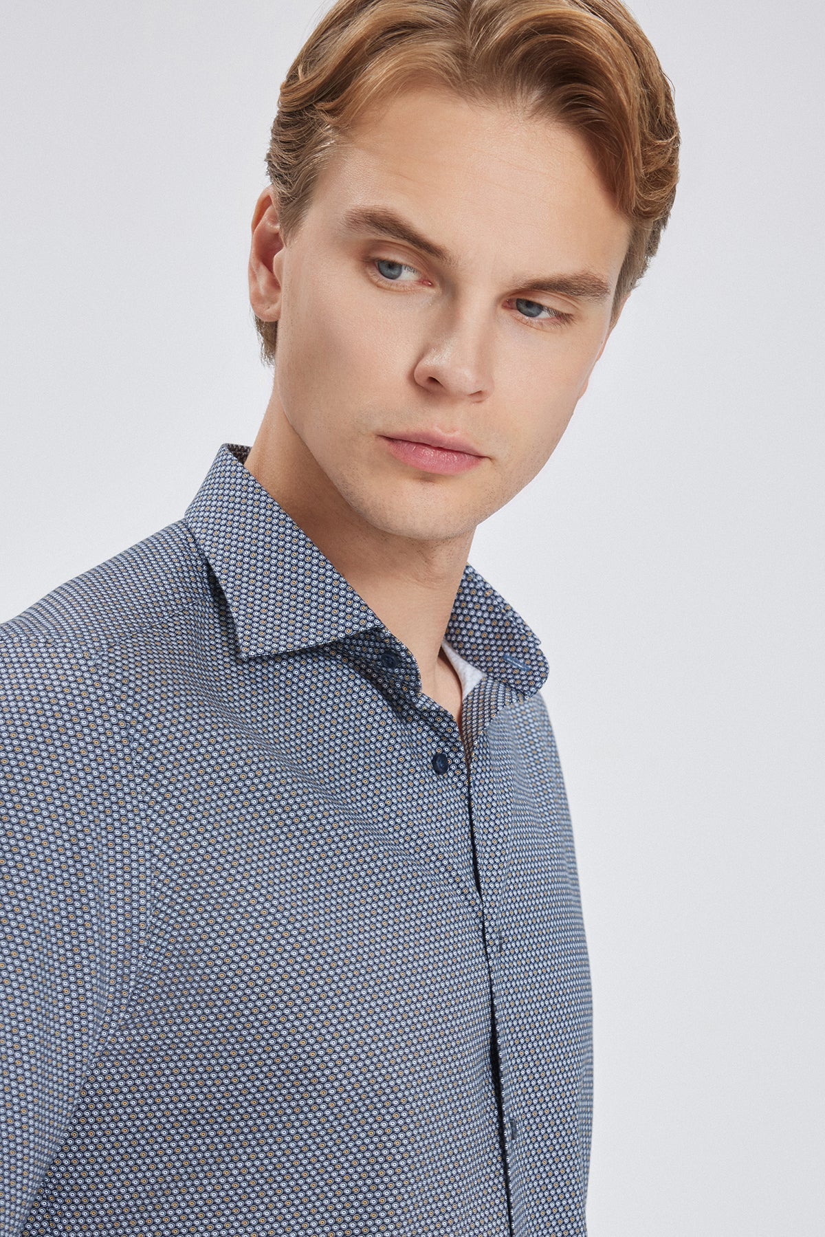 Kombination aus Slim-Fit Hemd und klassischem Hemdblazer – stilvolles Business-Look.