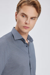 Kombination aus Slim-Fit Hemd und klassischem Hemdblazer – stilvolles Business-Look.