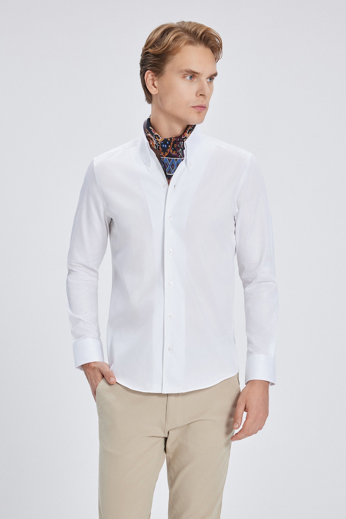 Hemd im Detail, Fokus auf die feine Satinierung der Baumwolle und den Button-Down-Kragen