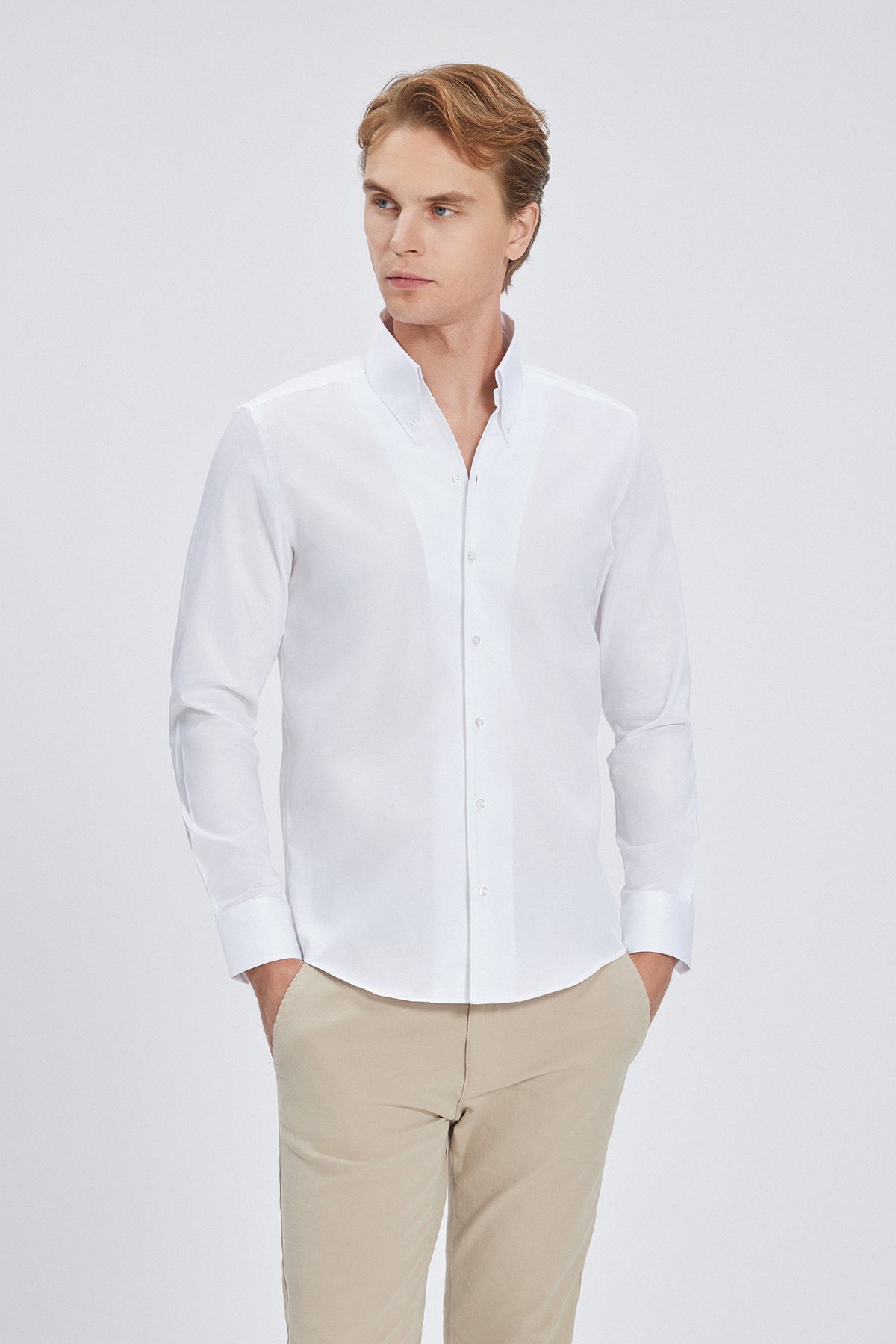 Vorderansicht des Hemdes mit Button-Down-Kragen, zeigt die elegante weiße Farbe