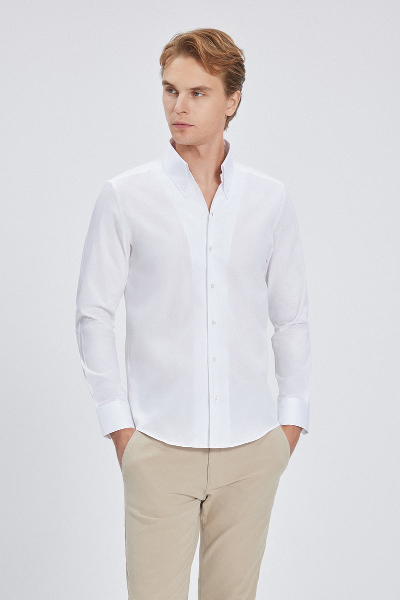 Vorderansicht des Hemdes mit Button-Down-Kragen, zeigt die elegante weiße Farbe