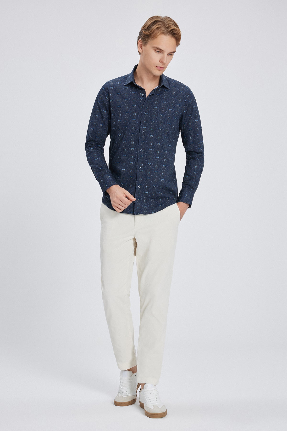 Vue détaillée du motif floral de la chemise Slim Fit