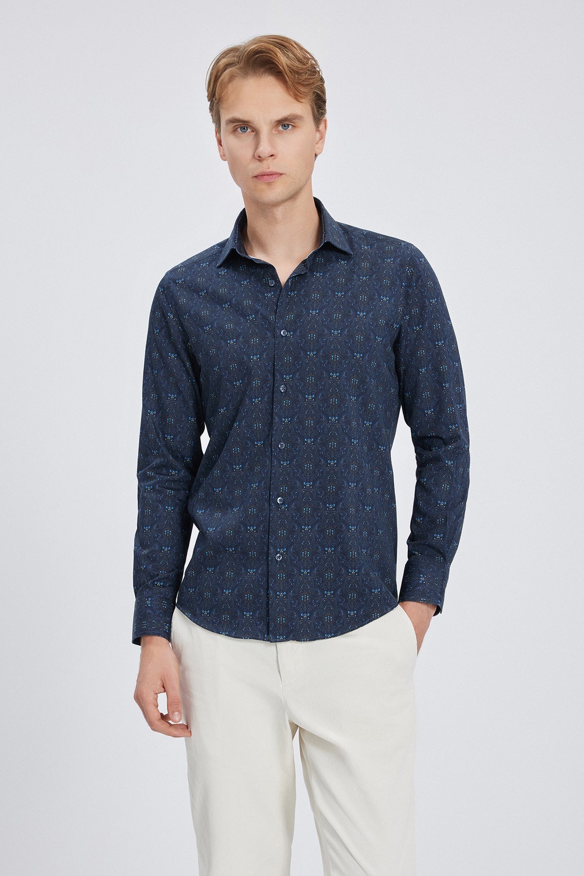 Chemise portée par le modèle, montrant la silhouette Slim Fit élégante