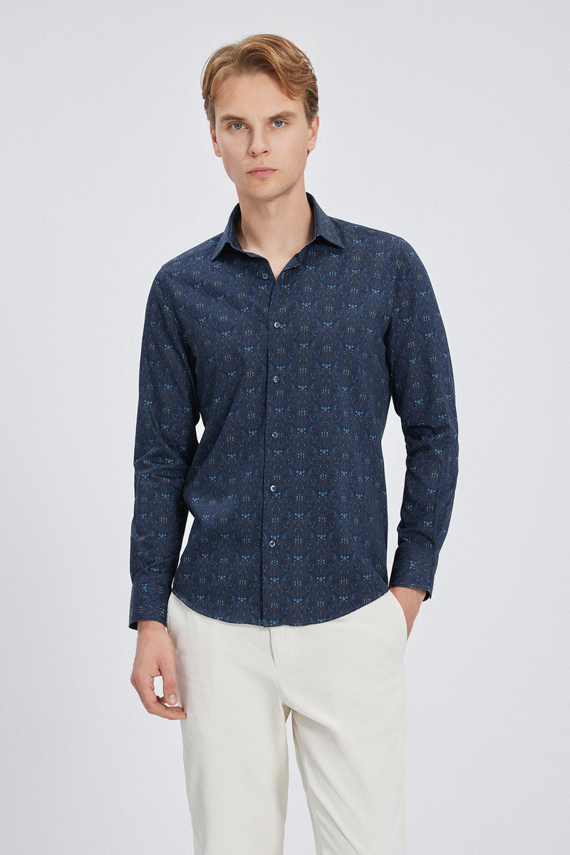 Hemd auf Modell, zeigt die elegante Slim Fit Silhouette