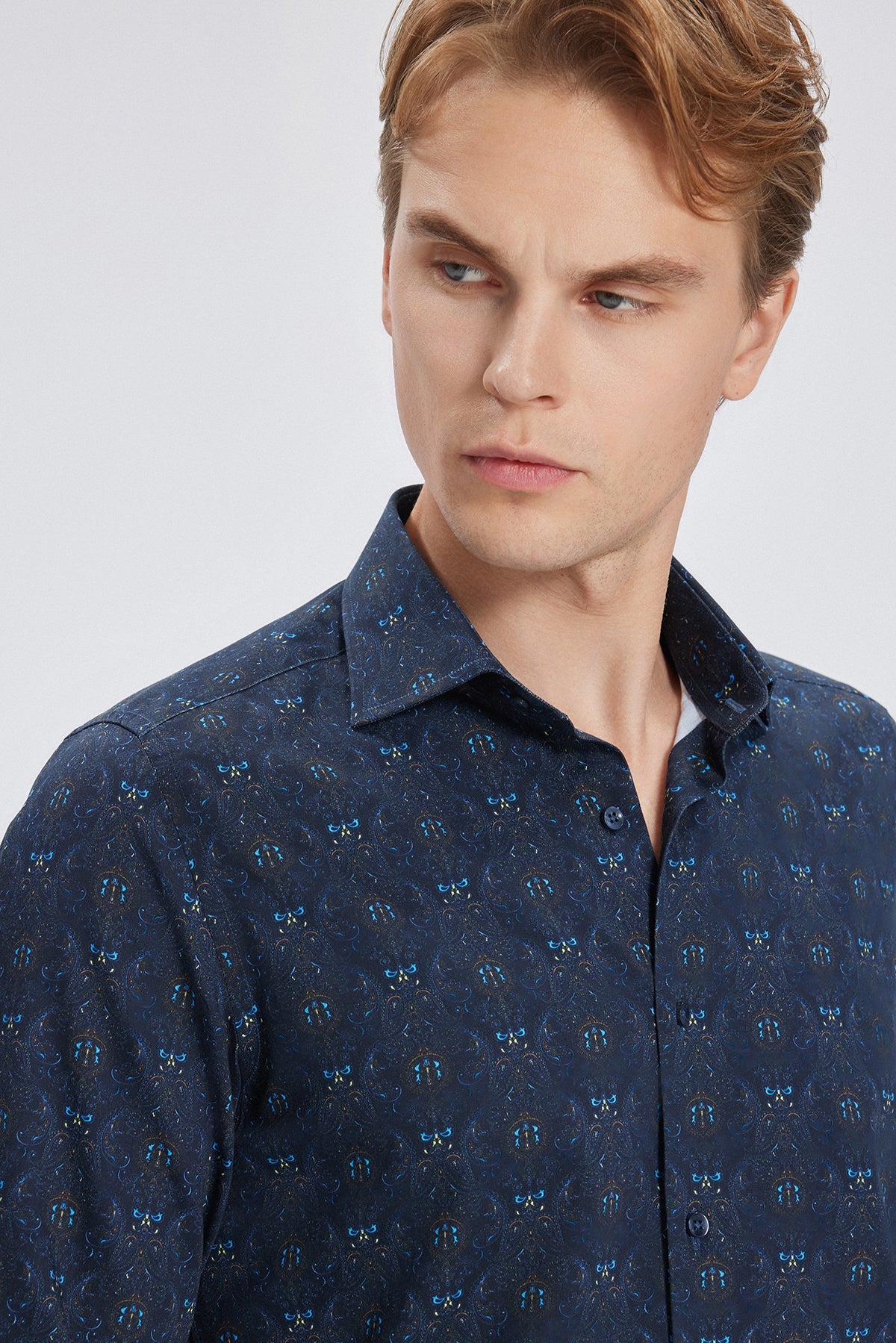 Chemise en lumière naturelle, mettant en valeur la douceur du coton