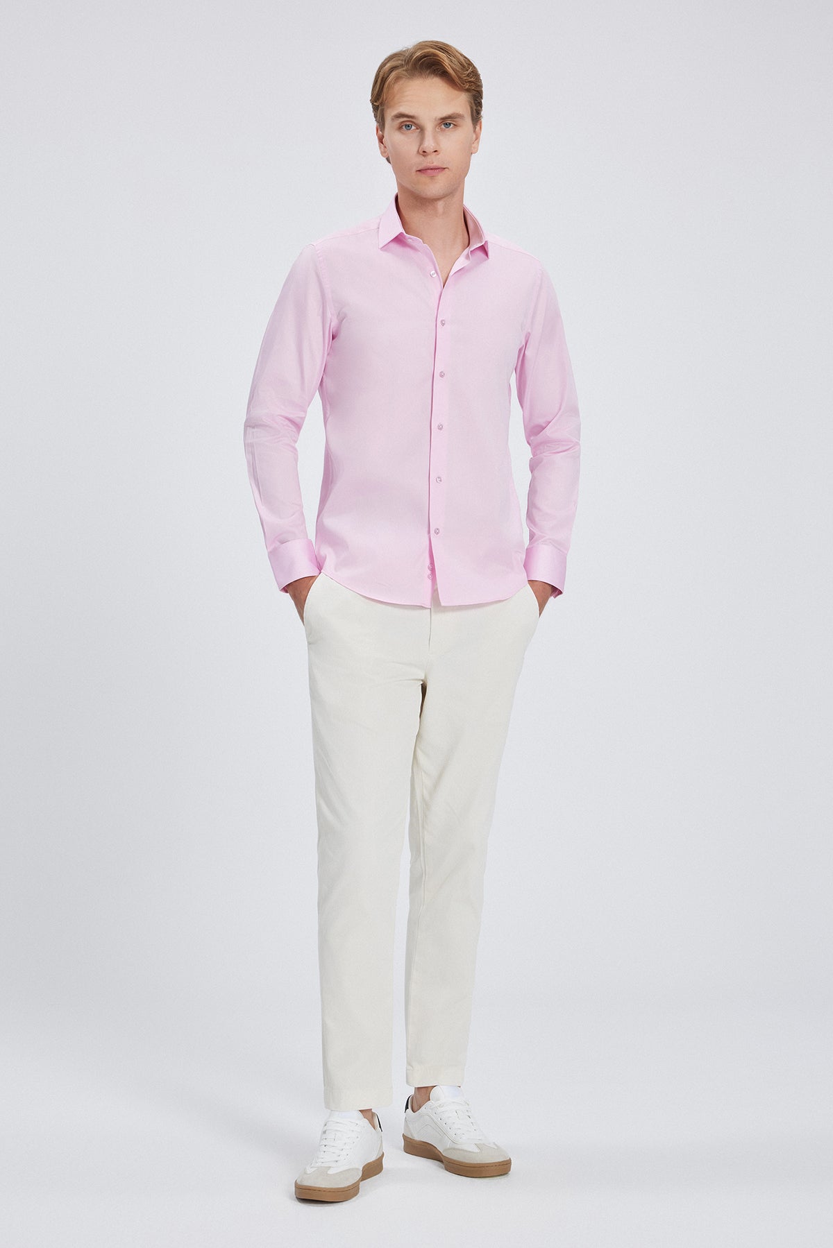 Rückansicht des eleganten Rosa Business Hemdes