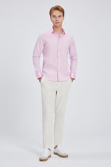 Rückansicht des eleganten Rosa Business Hemdes