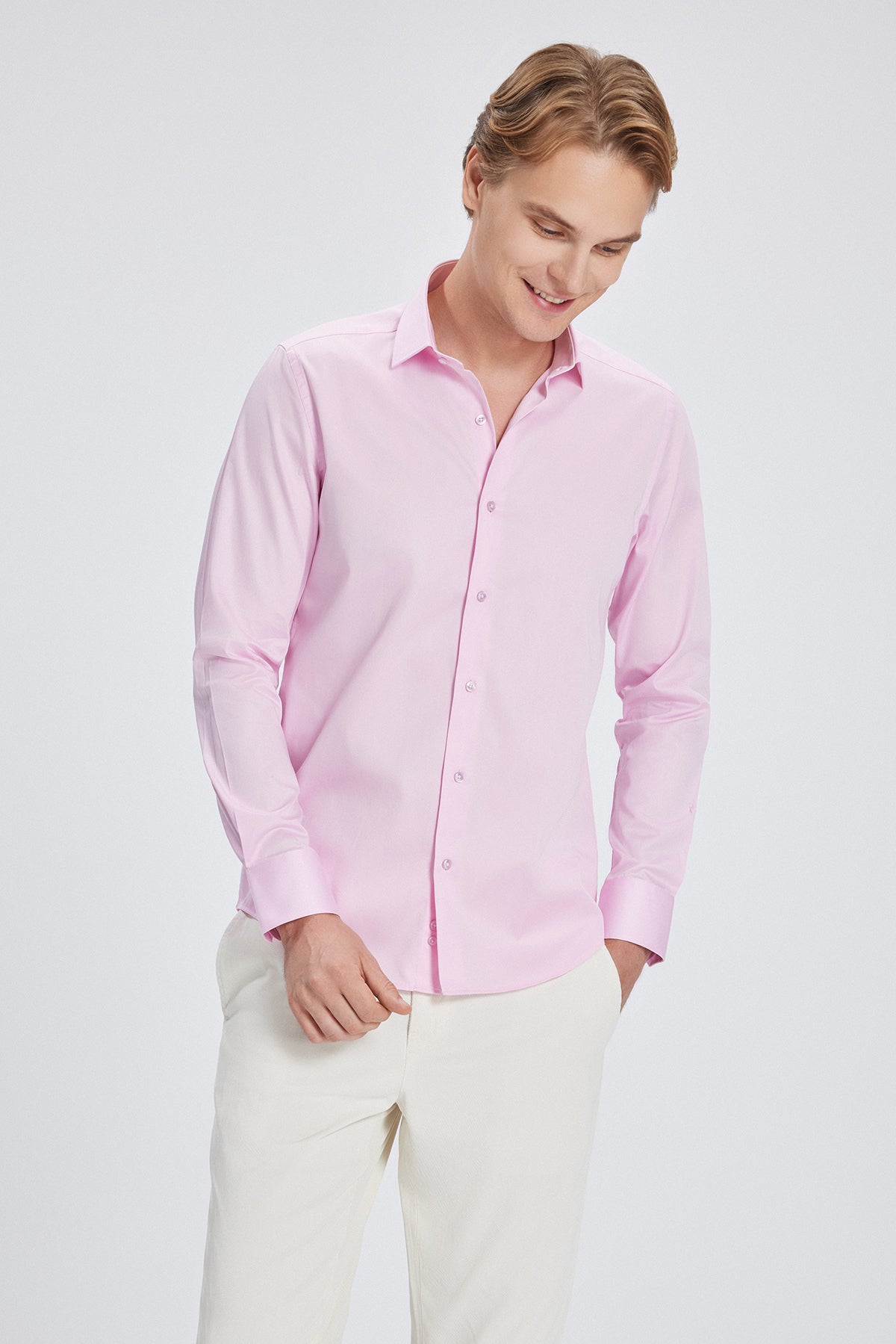 Modell trägt das Rosa Slim Fit Business Hemd im Büro