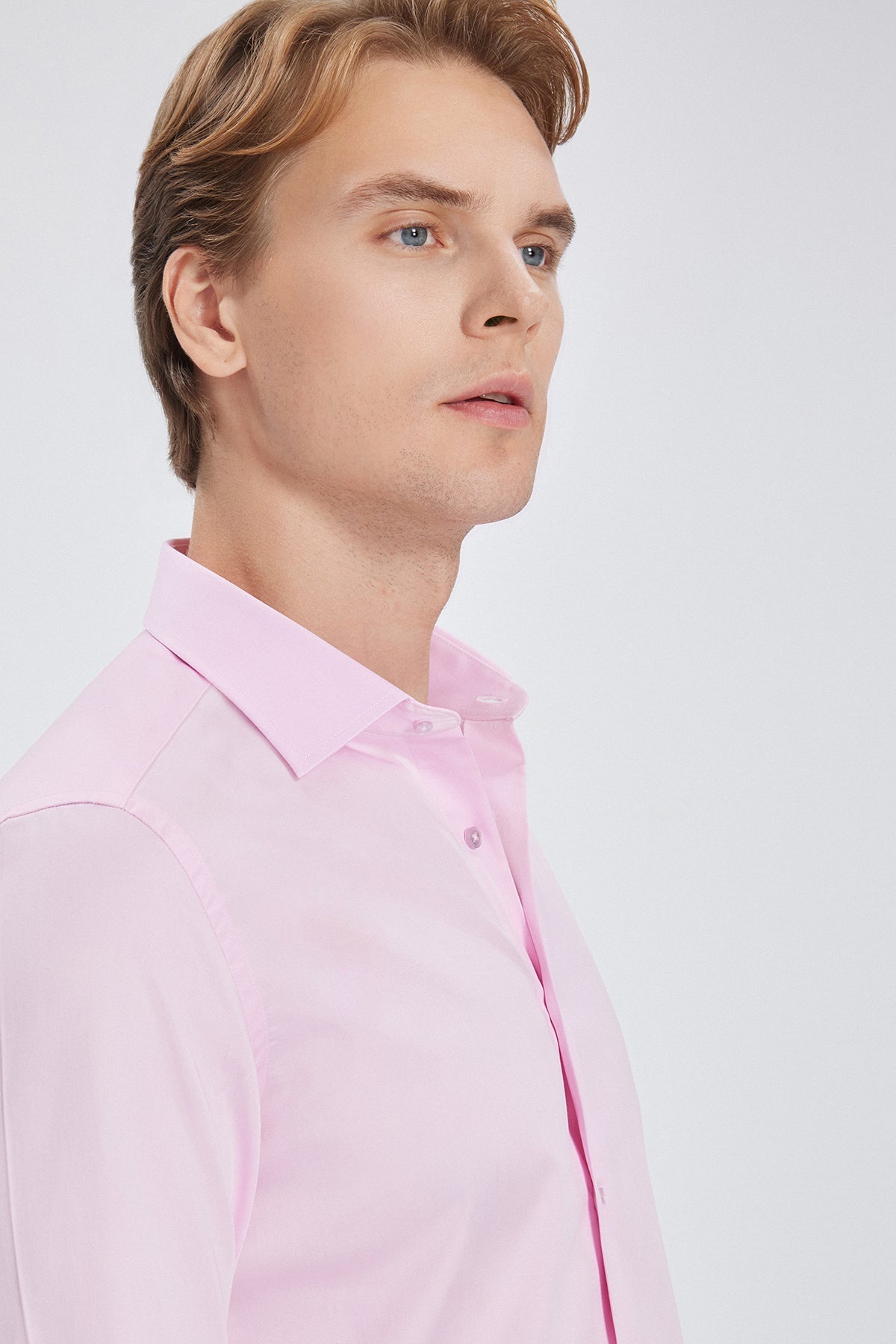 Seitliche Ansicht des Slim Fit Hemdes mit Kent Kragen