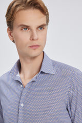 Detailaufnahme des Kragens und der Manschetten, die das Slim-Fit Hemd stilvoll und elegant präsentieren.