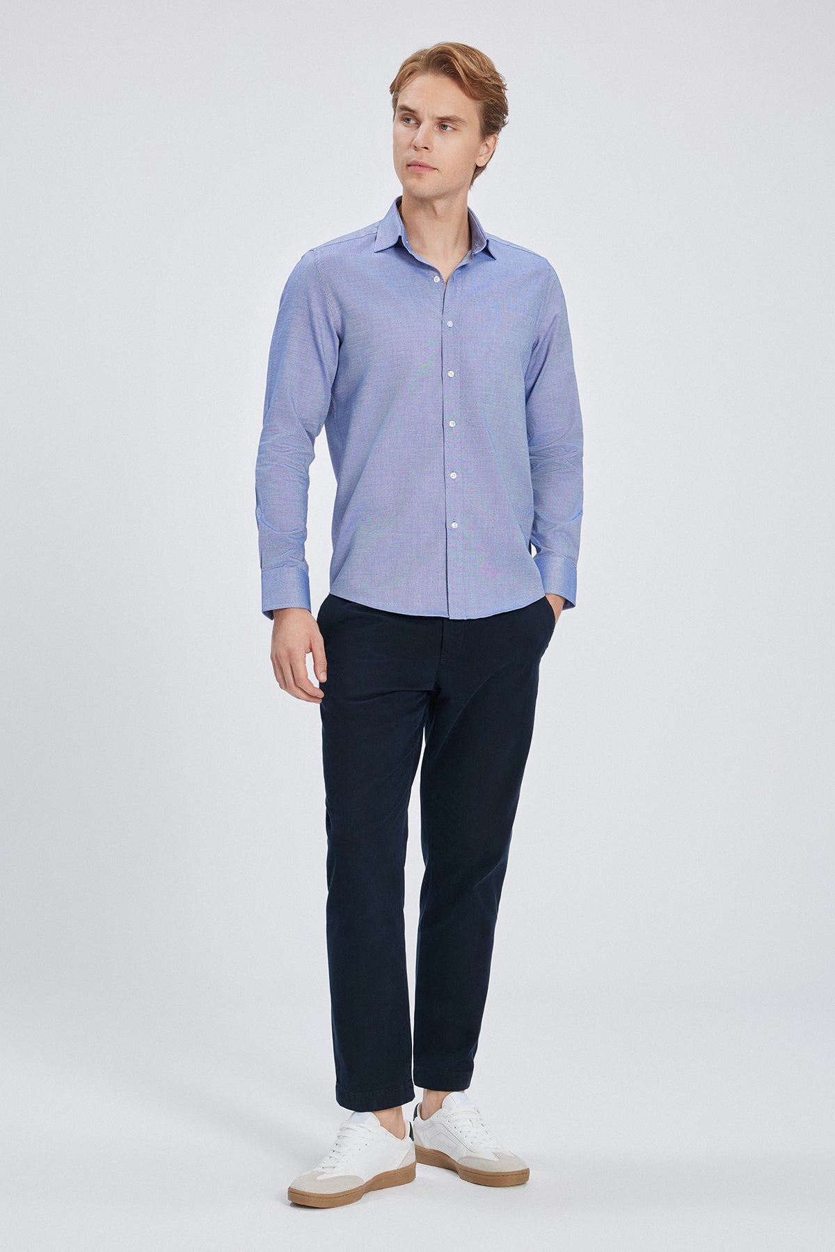 Detailaufnahme des Slim Fit Hemds, Fokus auf die feine Nähstruktur des Oxford-Gewebes