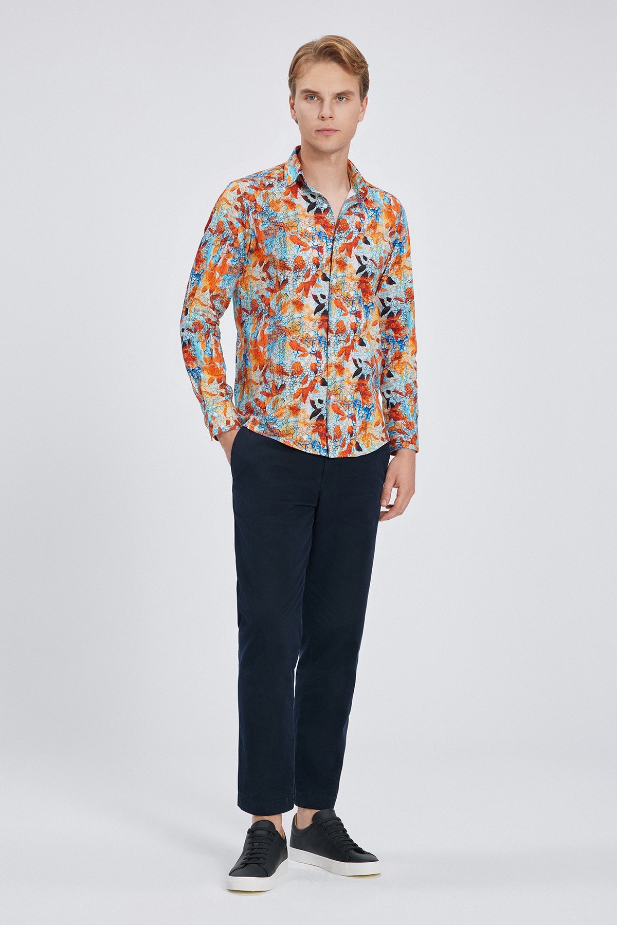Detailaufnahme der langen Ärmel des Slim Fit Hemdes in lebendigem Multicolor.