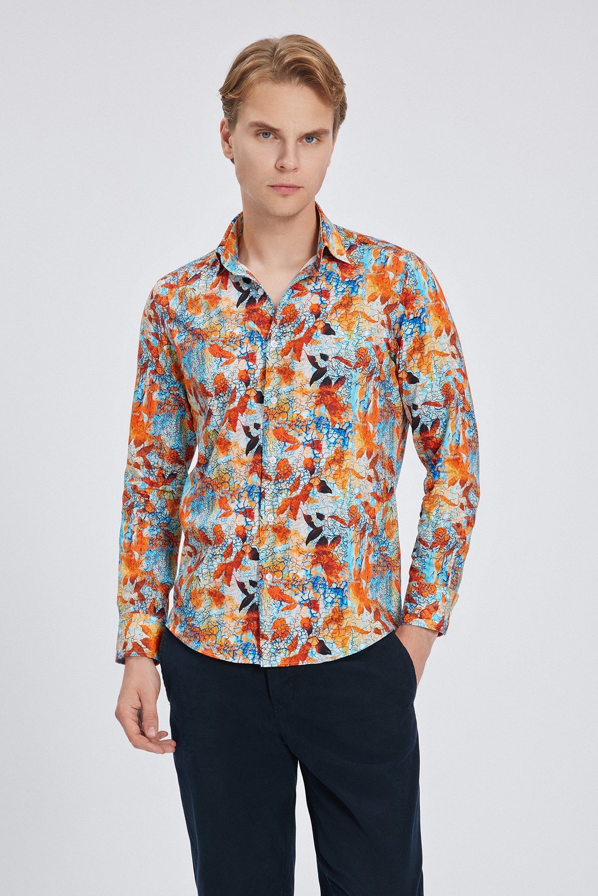 Hemd in Multicolor, Rückansicht mit nahtloser Verarbeitung aus satinierter Baumwolle.