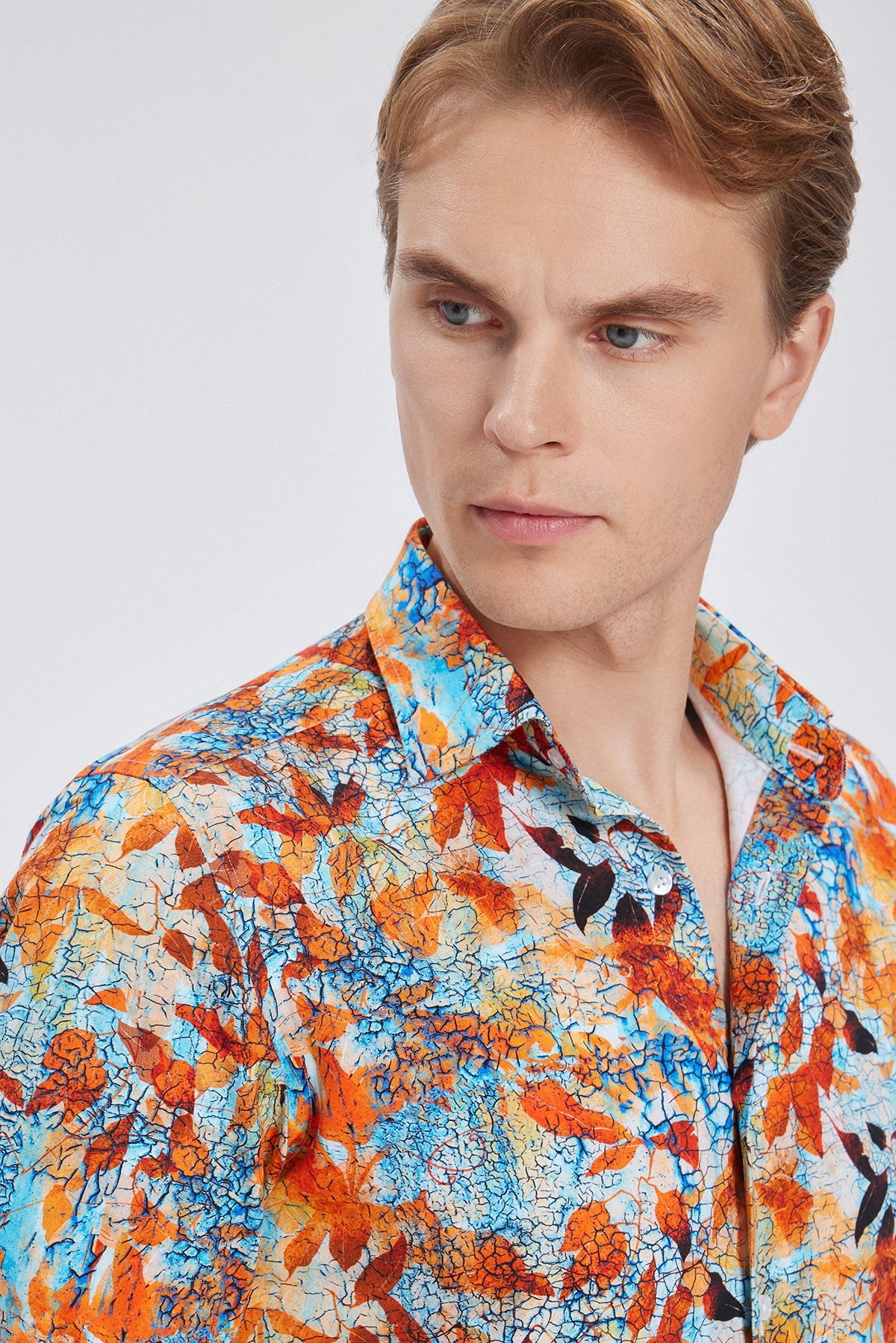Slim Fit Hemd in Multicolor, Nahaufnahme der Textur des satinierten Baumwollmaterials.