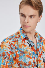 Slim Fit Hemd in Multicolor, Nahaufnahme der Textur des satinierten Baumwollmaterials.
