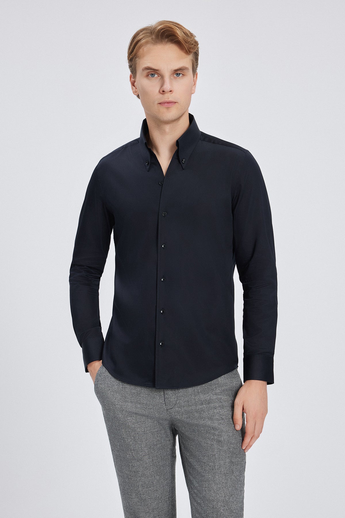 Kragen‑Detail des Slim‑Fit‑Hemds, hoher Kragen mit Button‑Down.