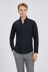 Kragen‑Detail des Slim‑Fit‑Hemds, hoher Kragen mit Button‑Down.