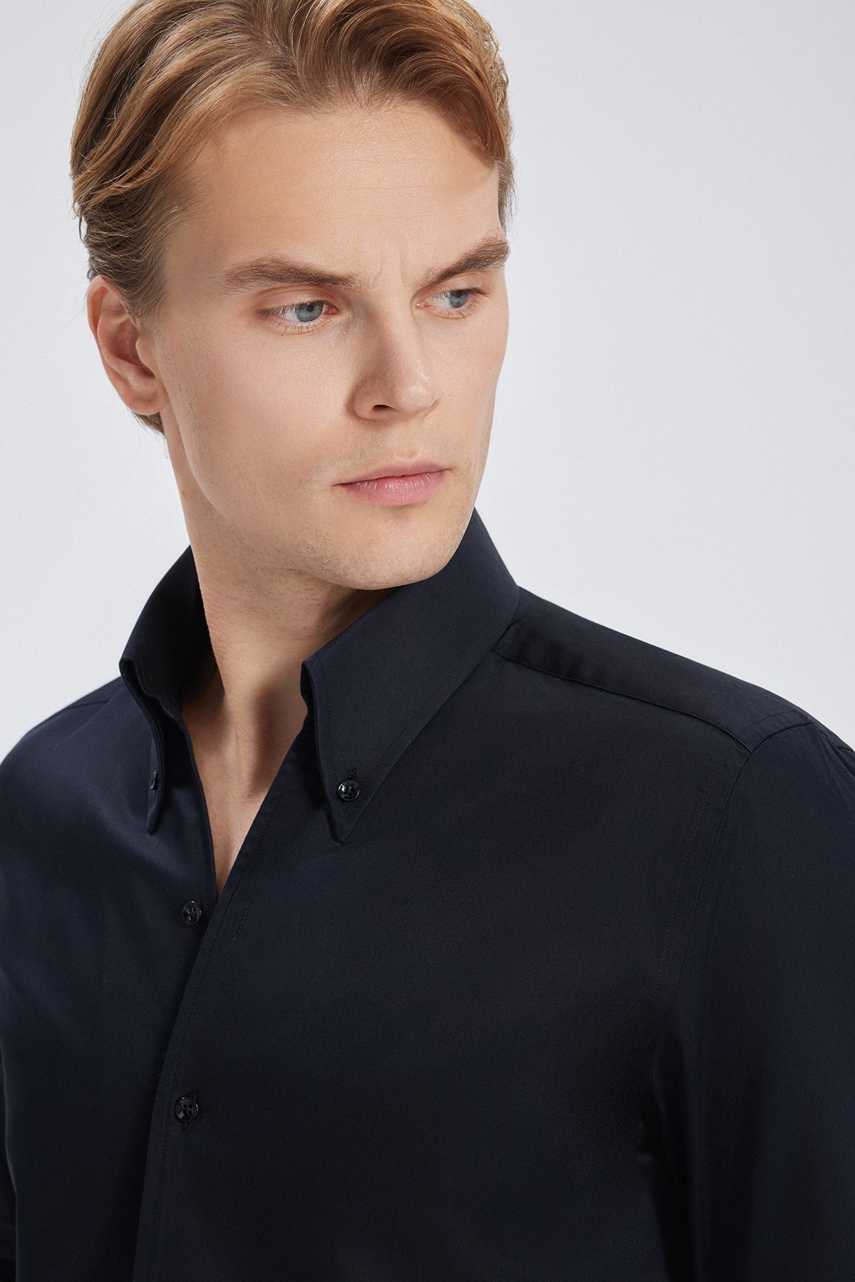 Kombination des Hemds mit einem eleganten Anzug, moderne Business‑Look.