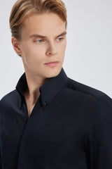 Kombination des Hemds mit einem eleganten Anzug, moderne Business‑Look.