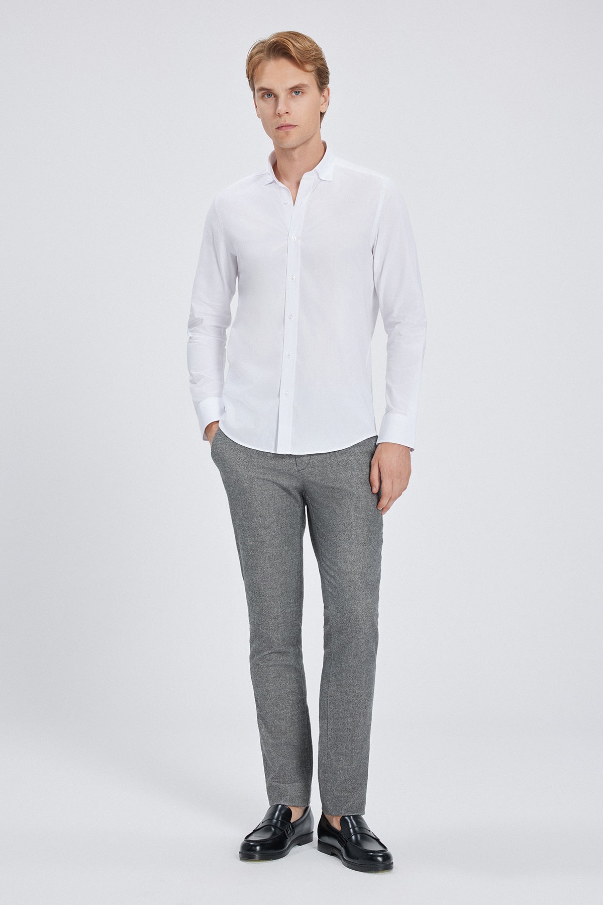 Seitliche Ansicht des Hemdes mit Button‑Down Kragen