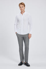 Seitliche Ansicht des Hemdes mit Button‑Down Kragen