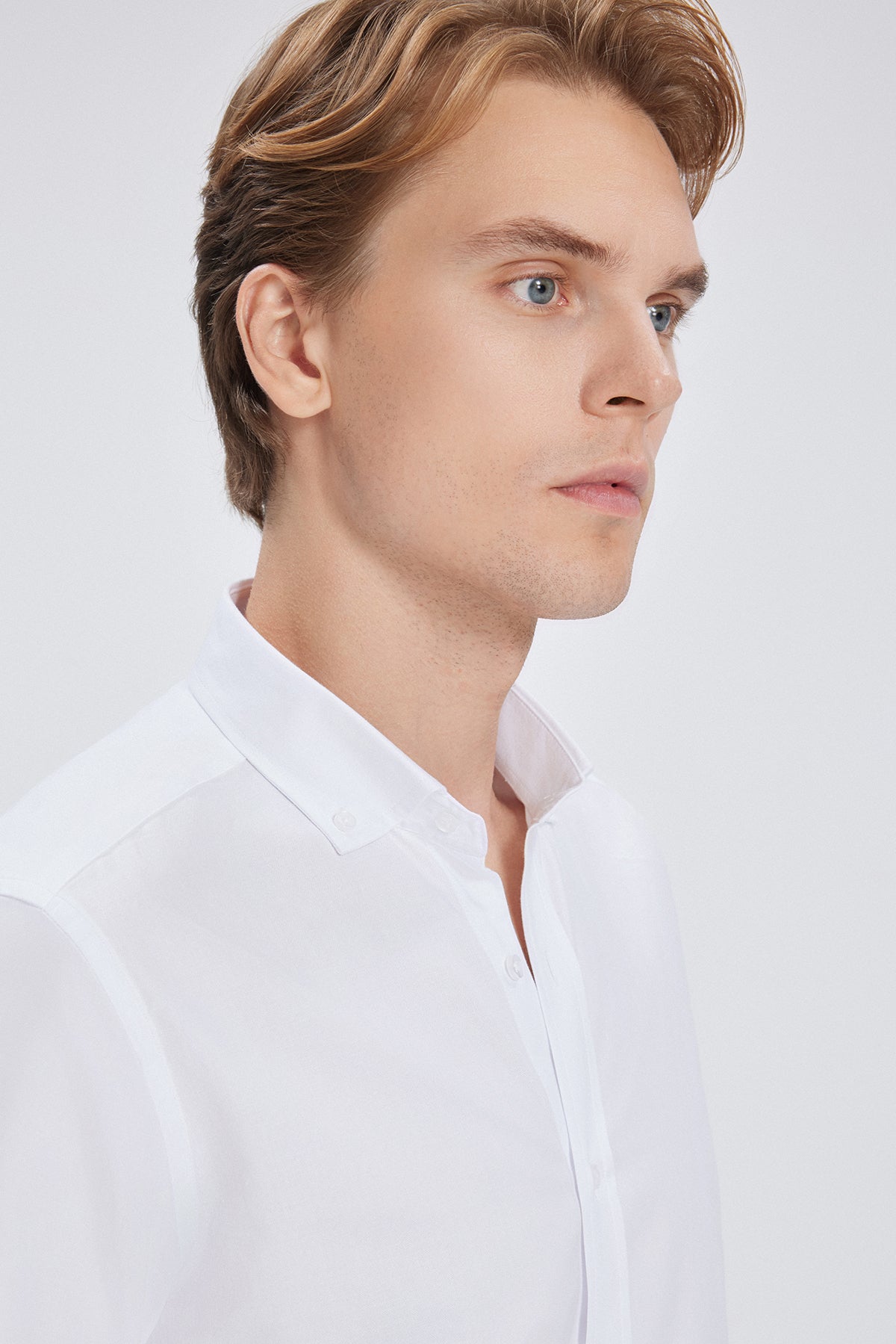 Nahaufnahme der eleganten Knöpfe am Button‑Down Hemd