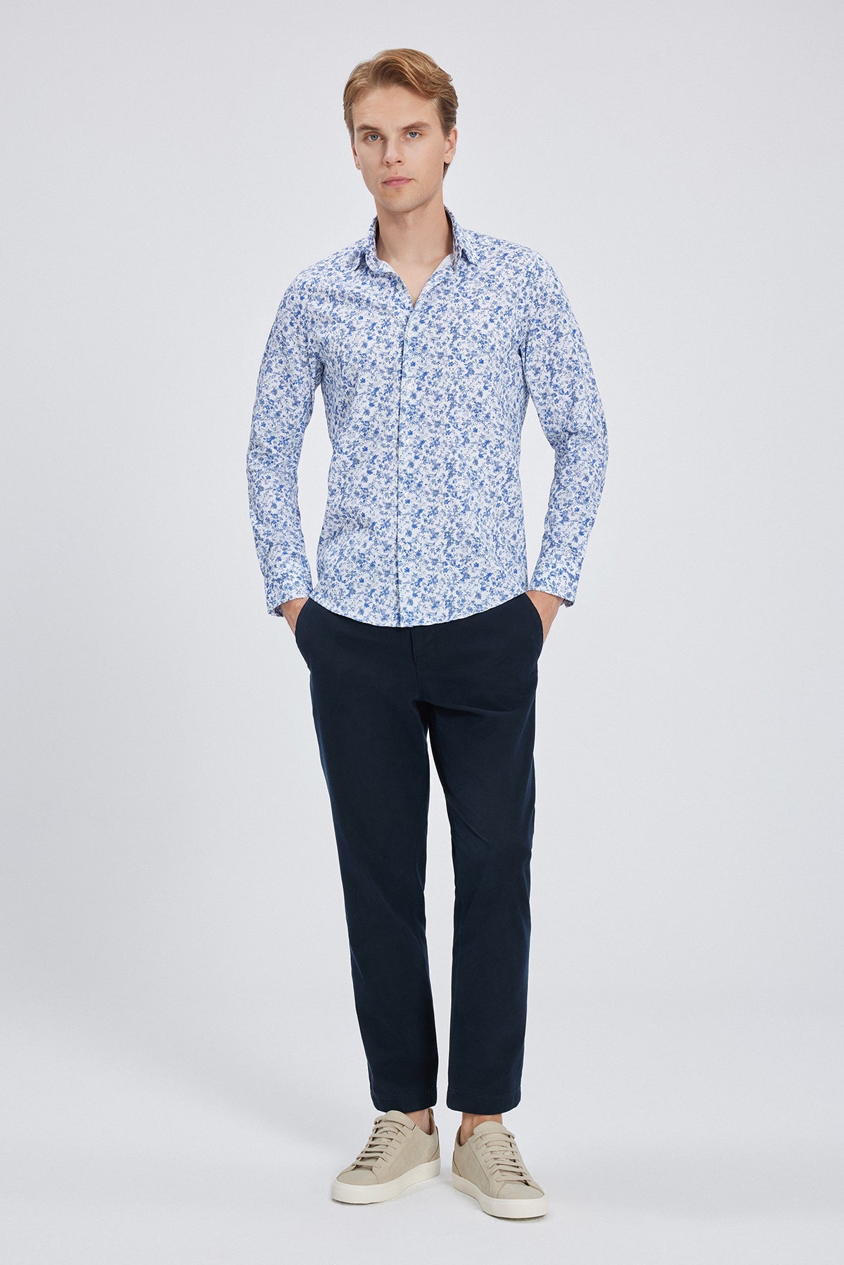 Vue de profil de la chemise slim fit en satin de coton élégant