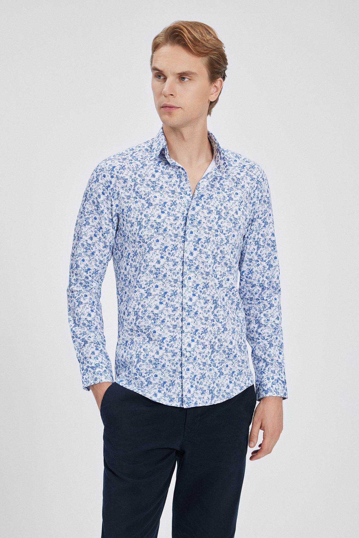 Vue arrière de la chemise slim fit en tissu fin