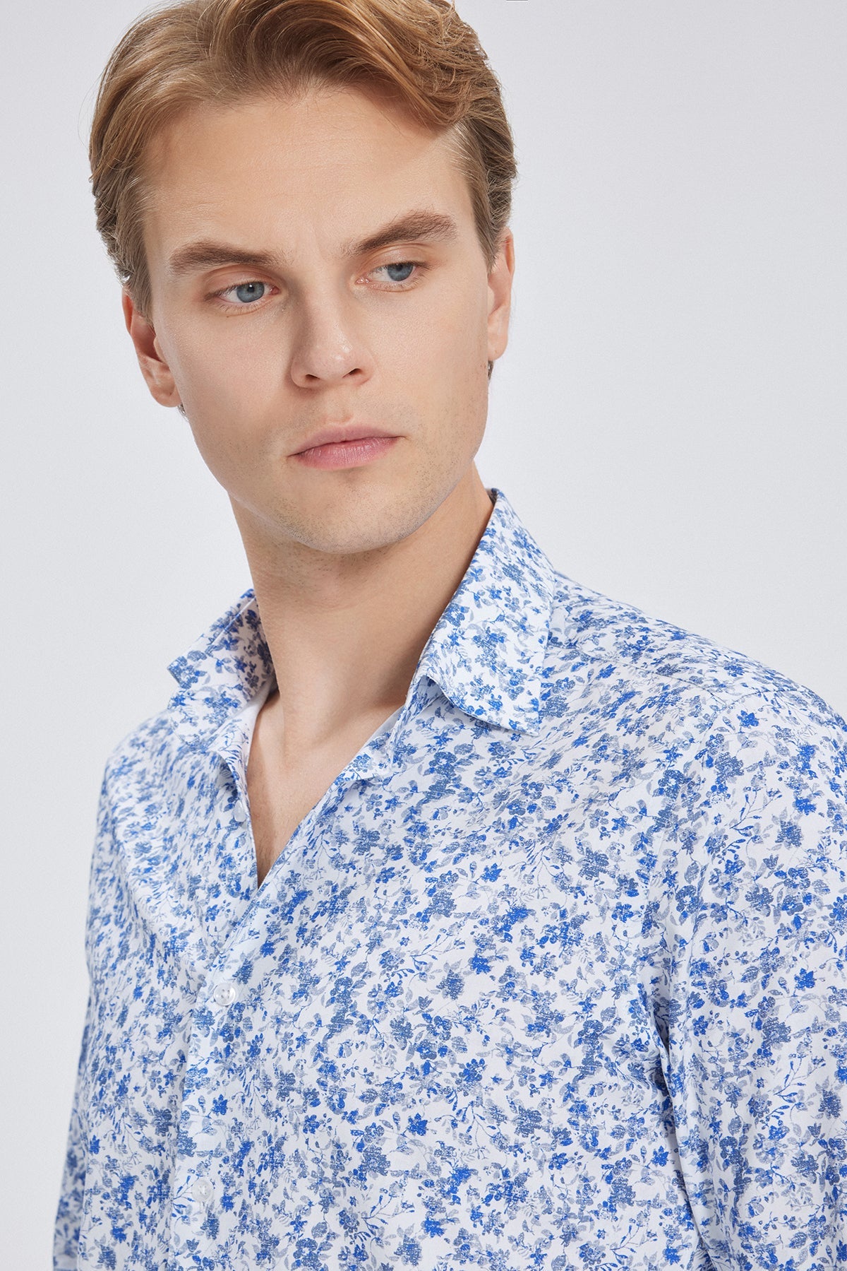 Vue détaillée du col classique de la chemise slim fit