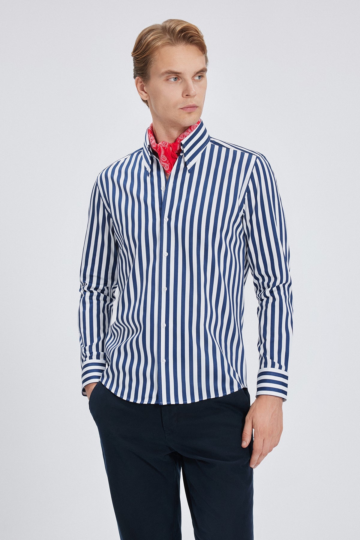 Hemd in einer eleganten Pose, betont die Slim‑Fit‑Passform