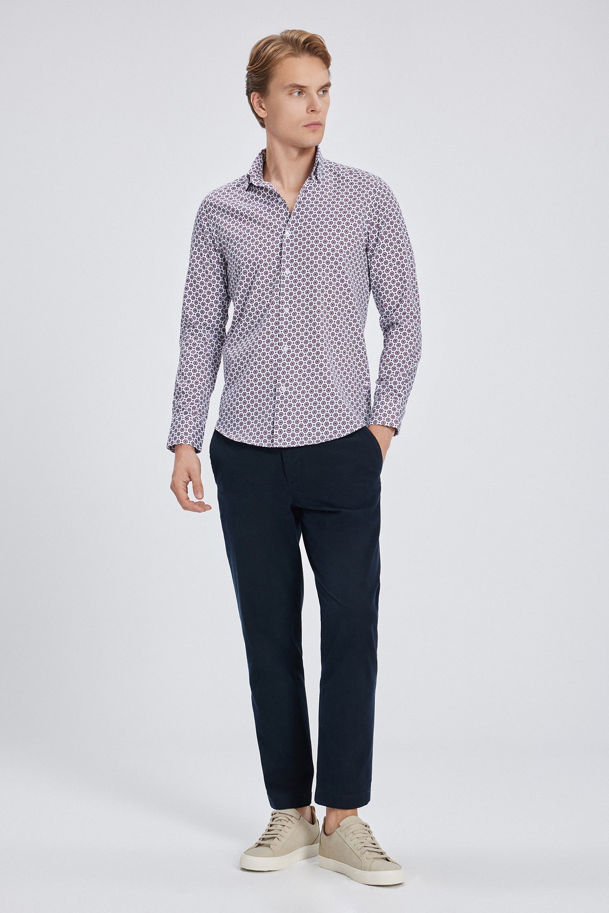 Seitliche Ansicht des Slim-Fit Hemdes mit feinem Muster, 100 % satinierter Baumwolle
