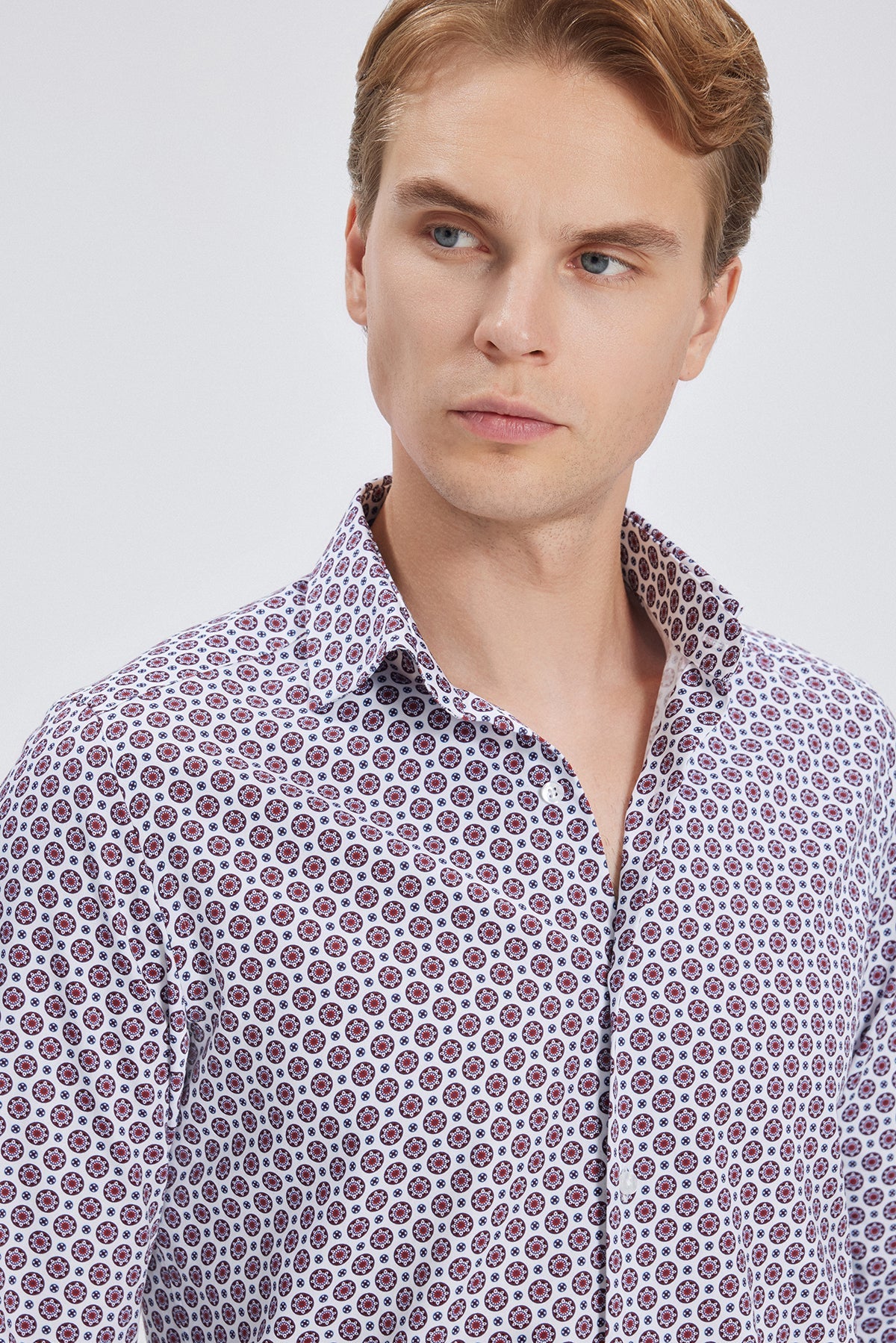 Modell trägt das Slim-Fit Hemd in Weiß-Bordeaux, lässiger Business-Look
