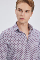Modell trägt das Slim-Fit Hemd in Weiß-Bordeaux, lässiger Business-Look