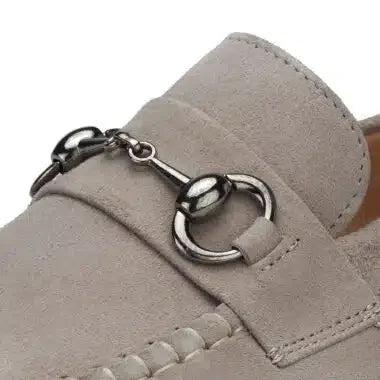 Vue de face du mocassin gris clair, bout rond élégant et détail en daim