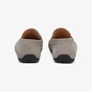 Vue arrière du mocassin gris clair, fin travail de daim visible