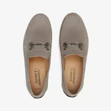 Vue de côté du mocassin gris clair, silhouette classique et première de propreté en cuir