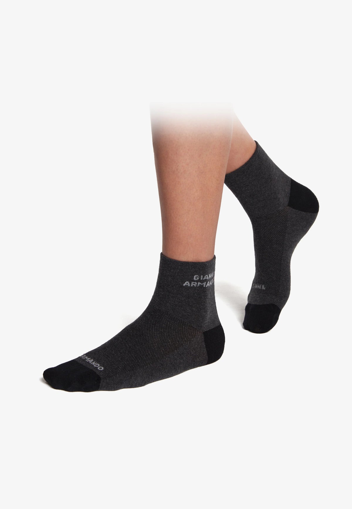 Verschiedene Farben des 6‑Pack Ankle Socks – Weiß, Schwarz und Anthrazit nebeneinander
