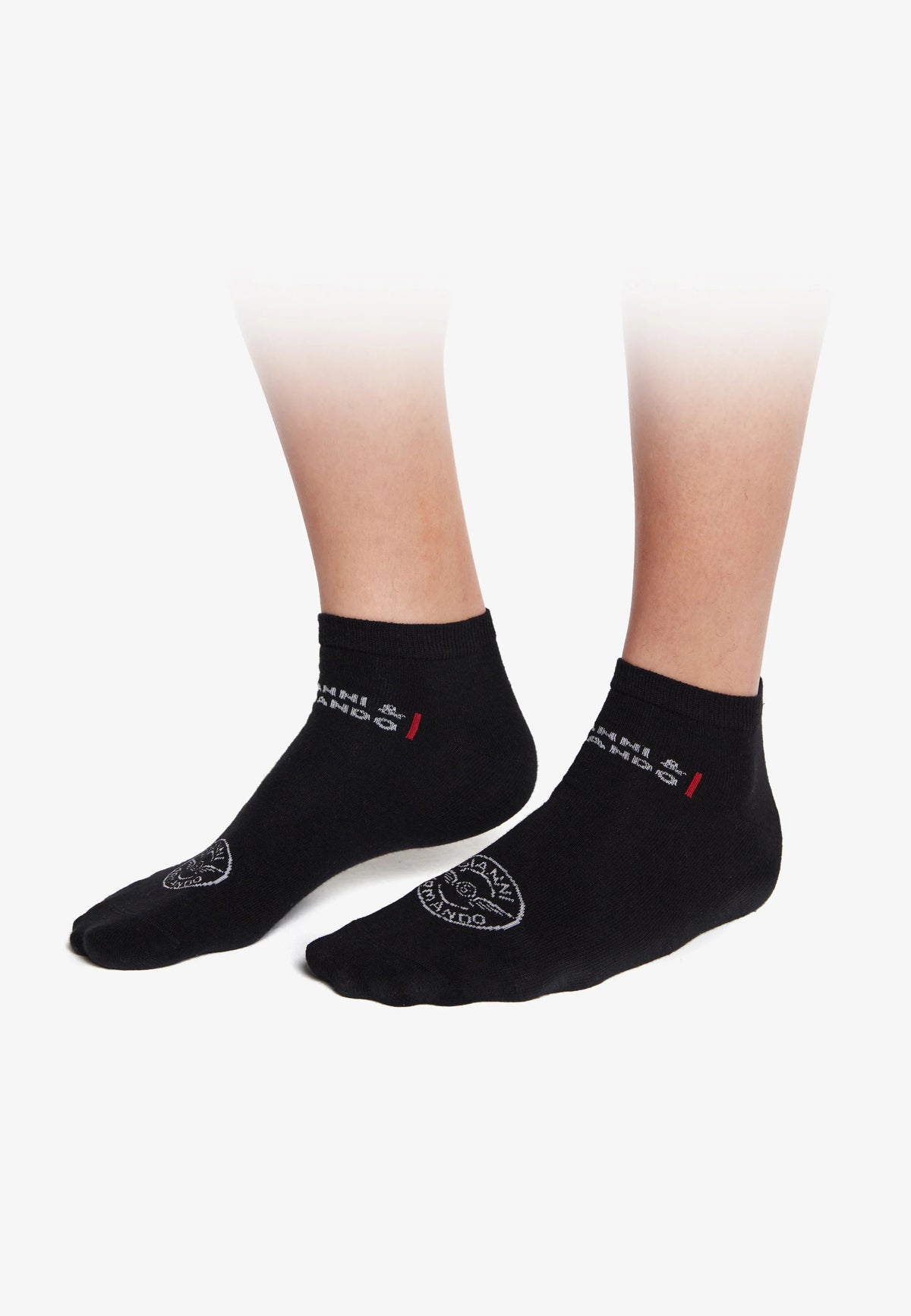 Nahaufnahme eines weißen Herrenknöchelsockens – dezente Farbverläufe und weiches Material.